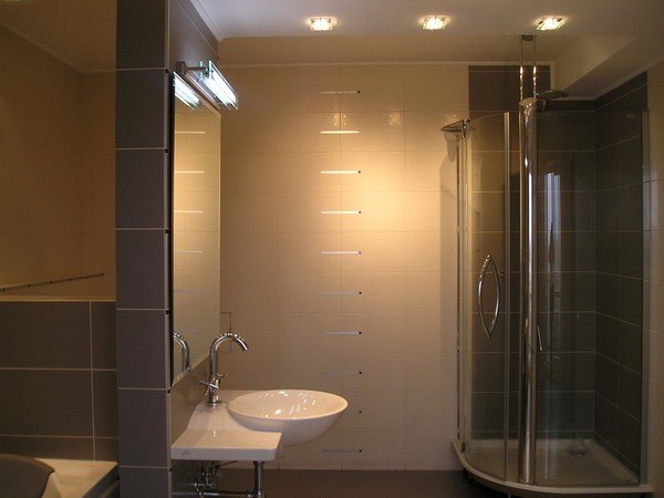 Ванная комната с душевой кабиной и чёрной и белой плиткой на стенах. фото смотреть