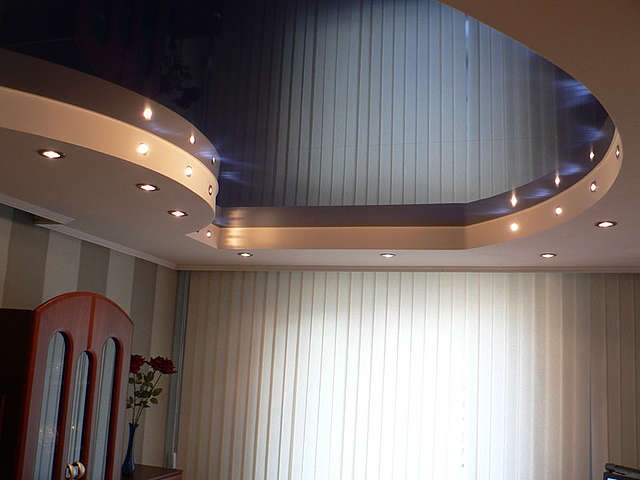 комбинированный потолок из гипсокартона и натяжного потолка фото смотреть