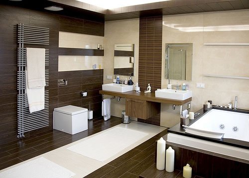 Ванная комната с белыми и коричневыми панелями. фото смотреть