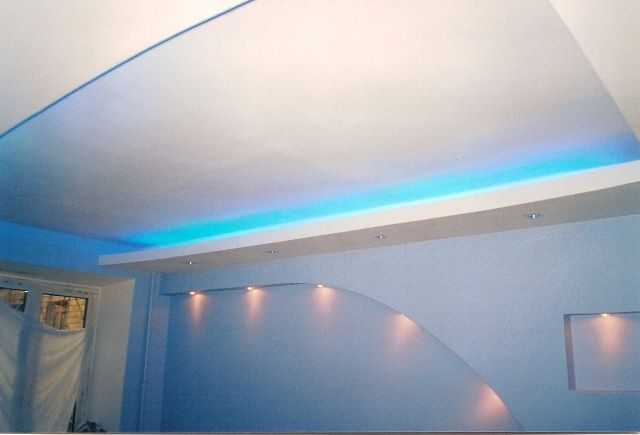 Двух-уровневый потолок с карманами и подсветкой в них. фото смотреть