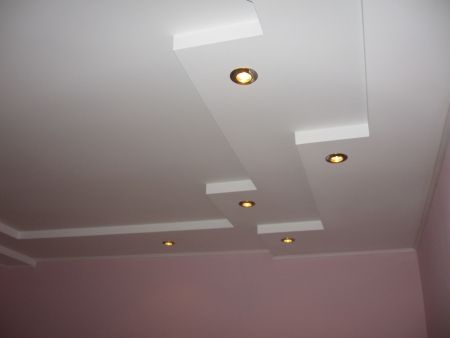 Геометрический трех-уровневый потолок. фото смотреть