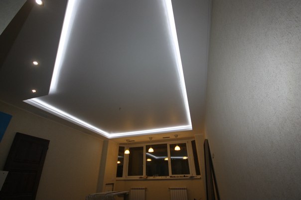 Сложный двух-уровневый потолок с неоновой подсветкой. фото смотреть