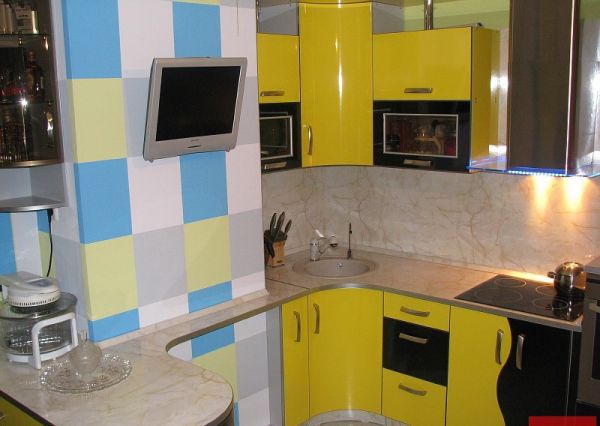 Жёлтая кухня с цветной плиткой. фото смотреть