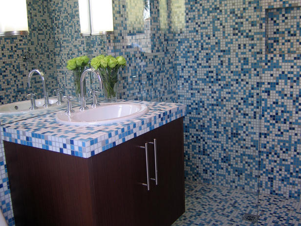 Синяя плитка-мозайка в ванной. фото смотреть