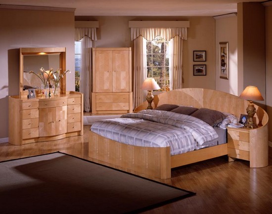 Спальня с деревянной мебелью. фото смотреть